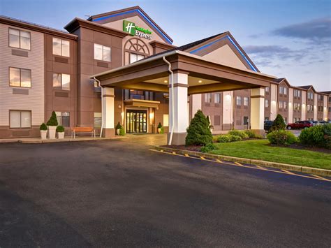 hotels near newport mall|hotels near newport nj.
